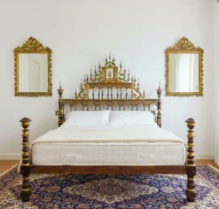 Antikes Bett aus Nussholz mit Vergoldung, 1650