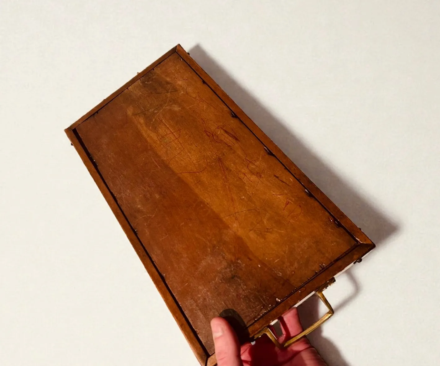 Antikes edwardianisches Serviertablett aus handgeschnitztem Holz mit Messinggriffen, England, 1890er
