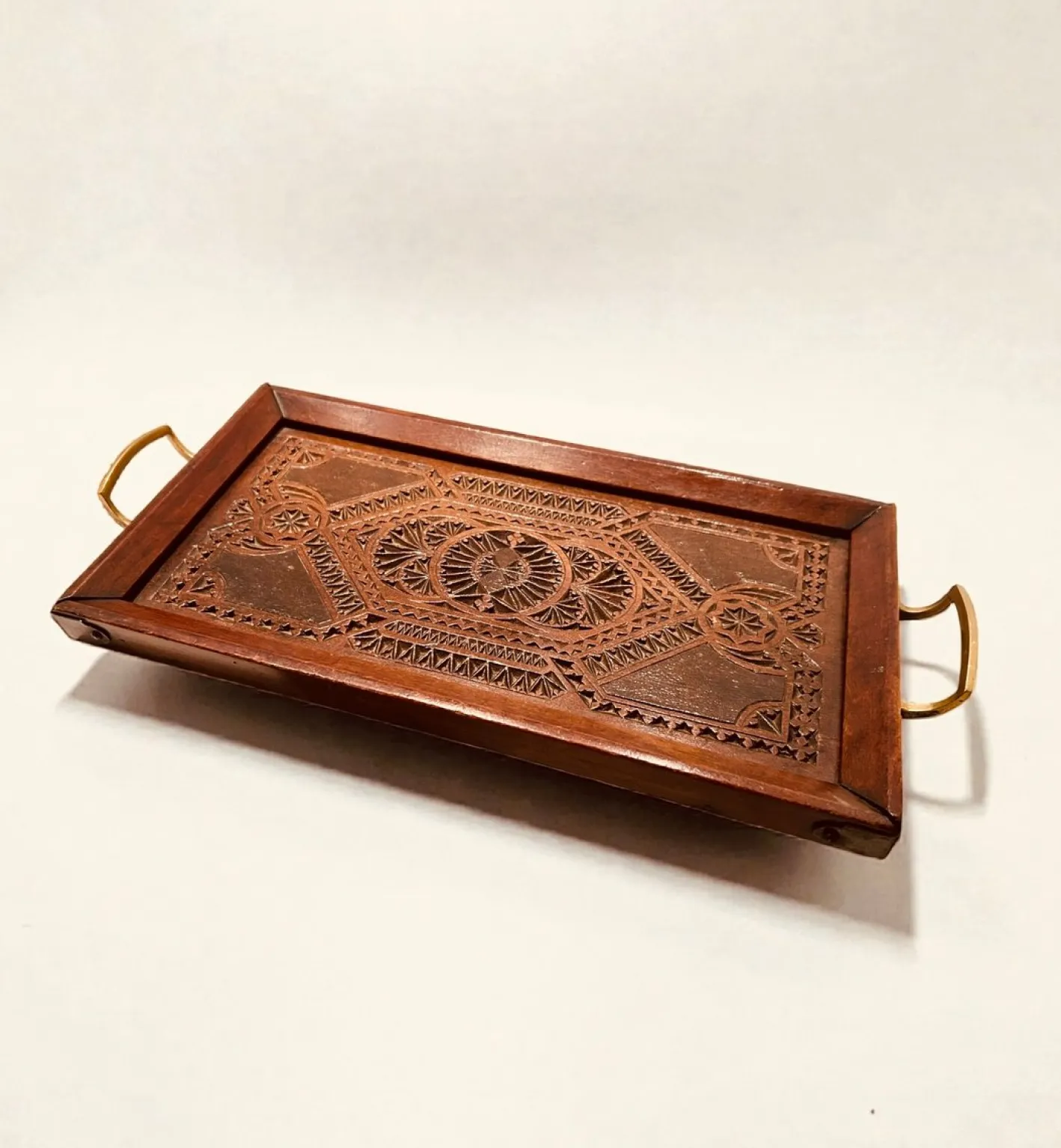Antikes edwardianisches Serviertablett aus handgeschnitztem Holz mit Messinggriffen, England, 1890er