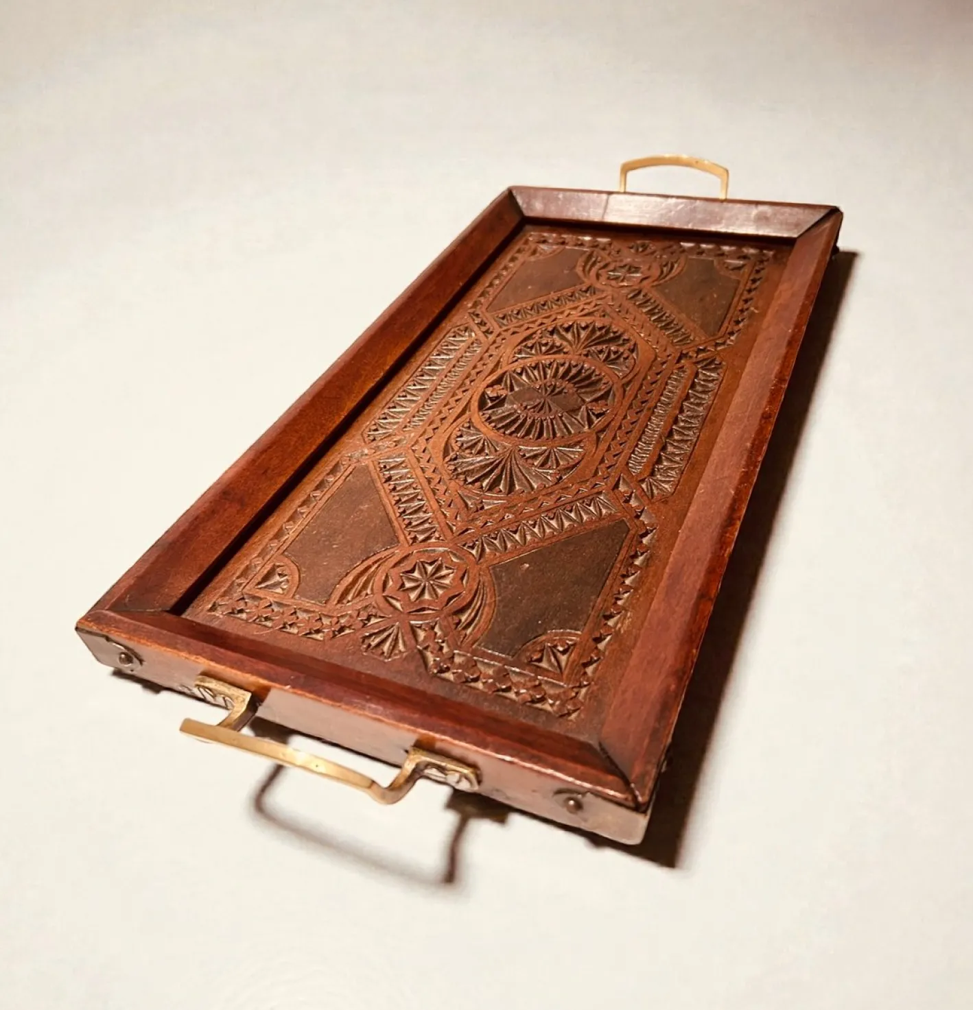 Antikes edwardianisches Serviertablett aus handgeschnitztem Holz mit Messinggriffen, England, 1890er