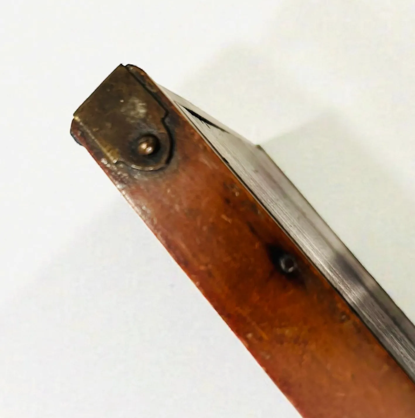 Antikes edwardianisches Serviertablett aus handgeschnitztem Holz mit Messinggriffen, England, 1890er