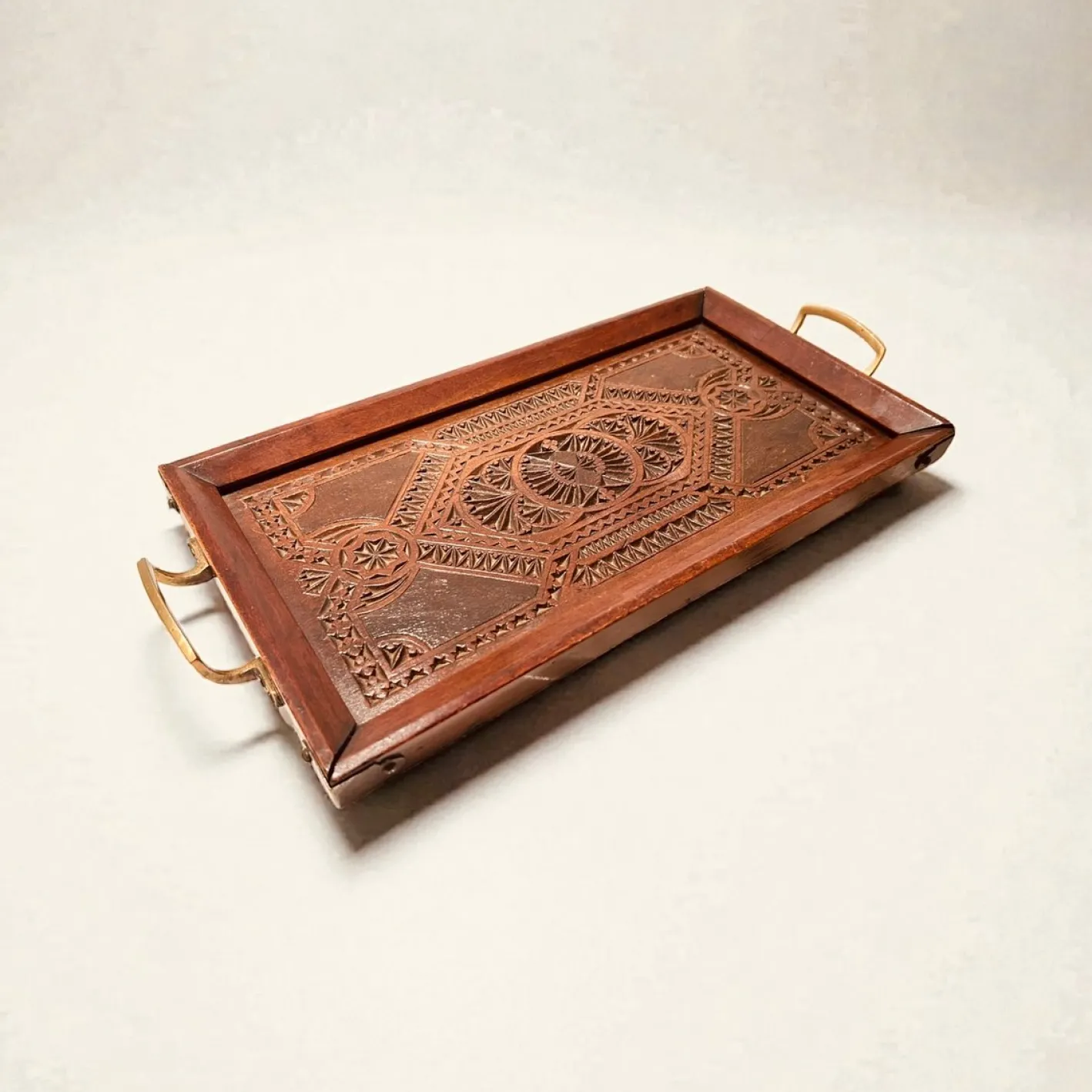 Antikes edwardianisches Serviertablett aus handgeschnitztem Holz mit Messinggriffen, England, 1890er