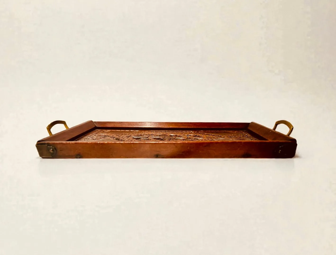 Antikes edwardianisches Serviertablett aus handgeschnitztem Holz mit Messinggriffen, England, 1890er