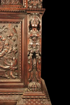 Antikes geschnitztes Sideboard im Renaissance-Stil