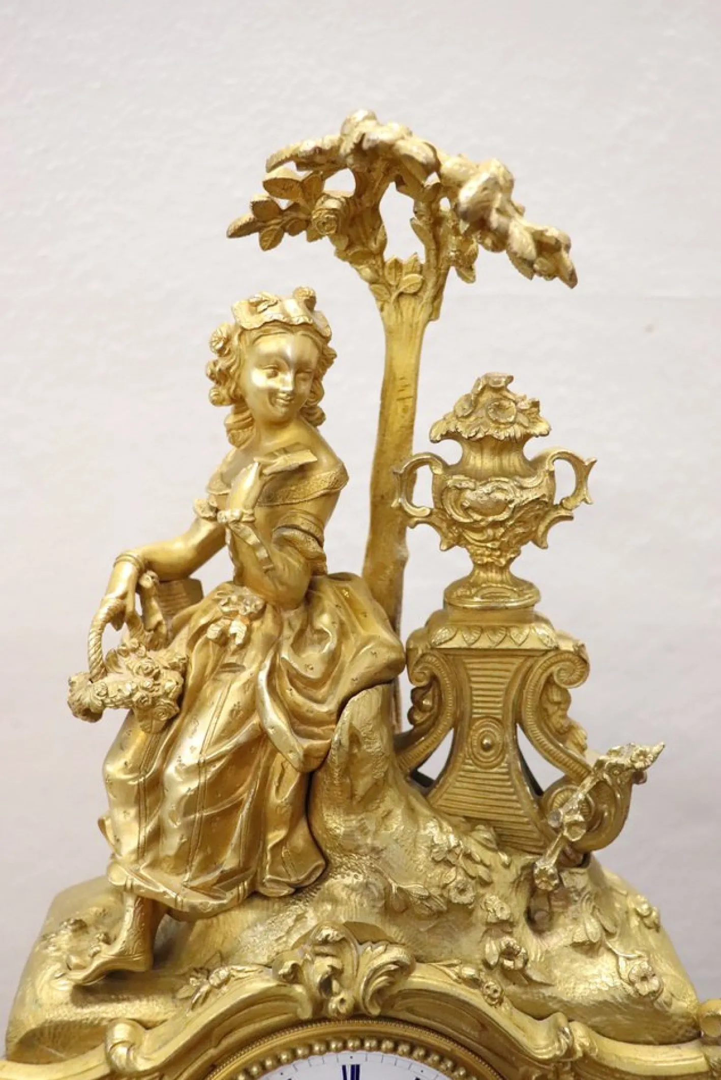 Antike Tischuhr aus Vergoldeter Bronze, 19. Jahrhundert