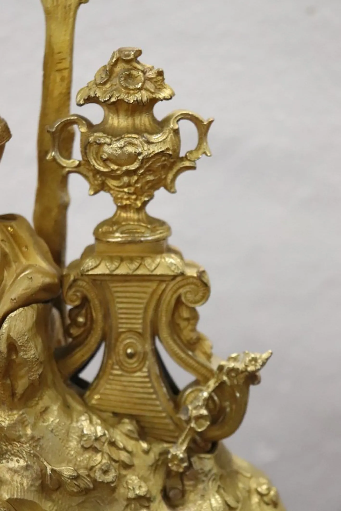 Antike Tischuhr aus Vergoldeter Bronze, 19. Jahrhundert