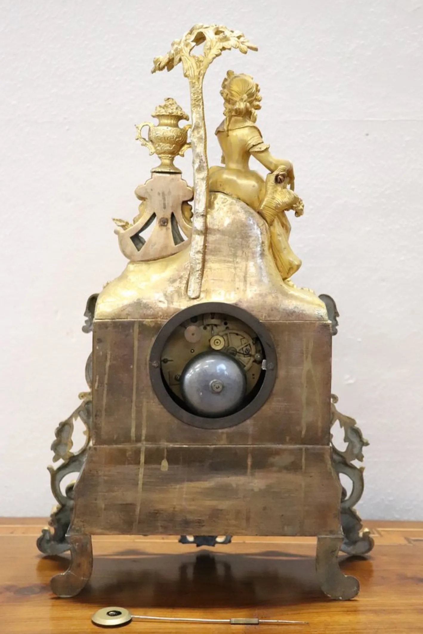 Antike Tischuhr aus Vergoldeter Bronze, 19. Jahrhundert