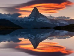 Anton Petrus, Matterhorn Peak bei Sonnenuntergang spiegelt sich im Stellisee in Zermatt, Schweiz, Fotografie
