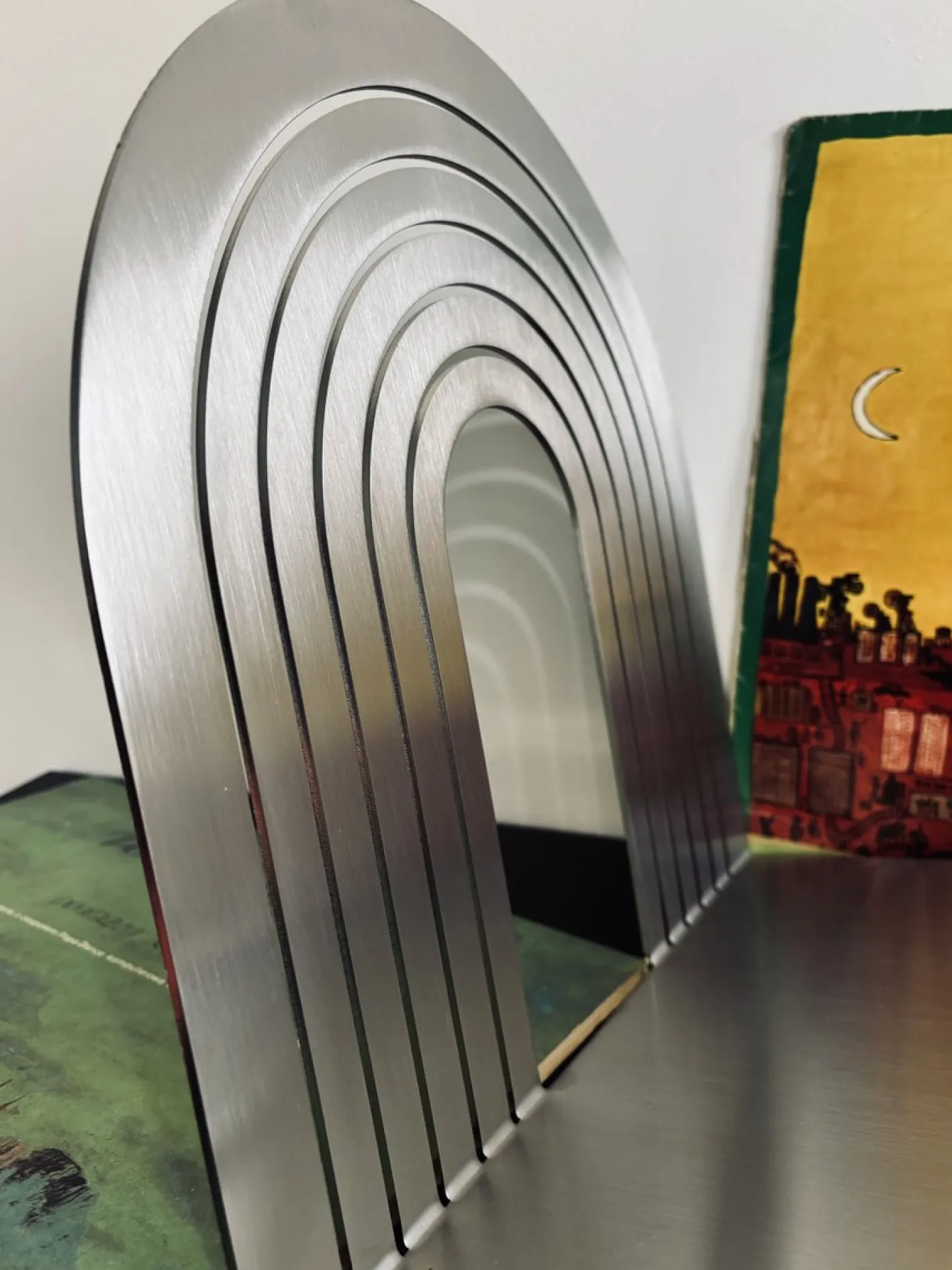 Arc Wave Schallplattenständer aus gebürstetem Edelstahl von Veliento