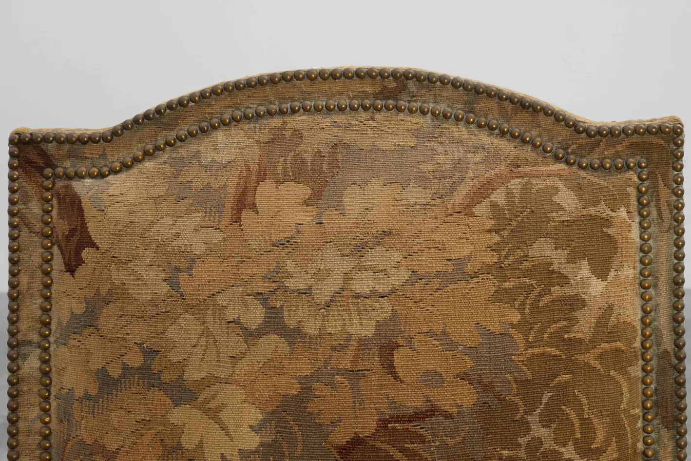 Armlehnstuhl aus geschnitztem Nussholz mit Kabriolbeinen & Bezug aus Tapisserie, 1880