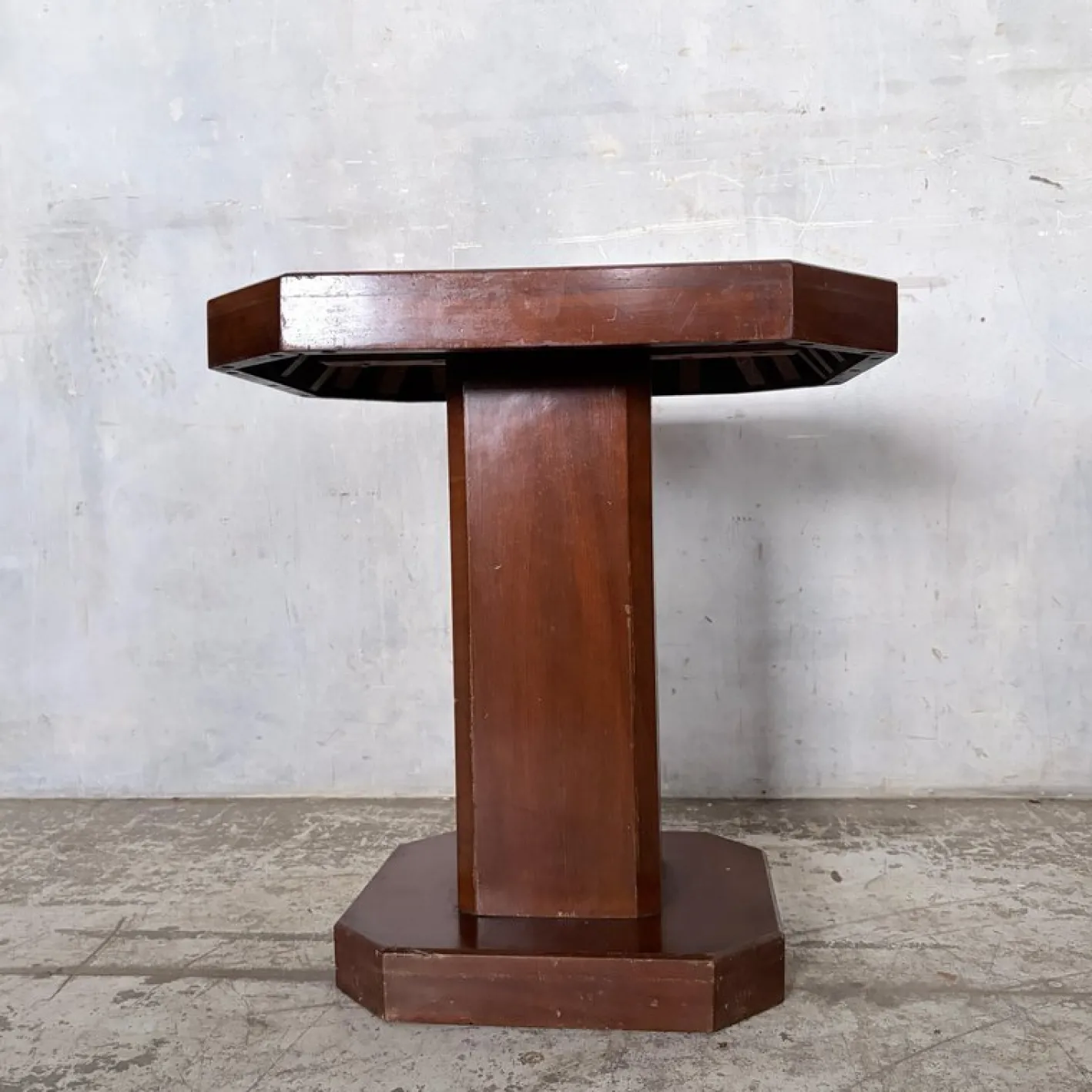 Art Deco Beistelltisch aus Nussholz, 1930er