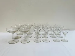 Art Deco Gläser aus Pressglas, Frankreich, 1920er, 18 . Set