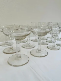 Art Deco Gläser aus Pressglas, Frankreich, 1920er, 18 . Set