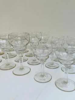 Art Deco Gläser aus Pressglas, Frankreich, 1920er, 18 . Set