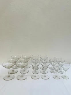 Art Deco Gläser aus Pressglas, Frankreich, 1920er, 18 . Set