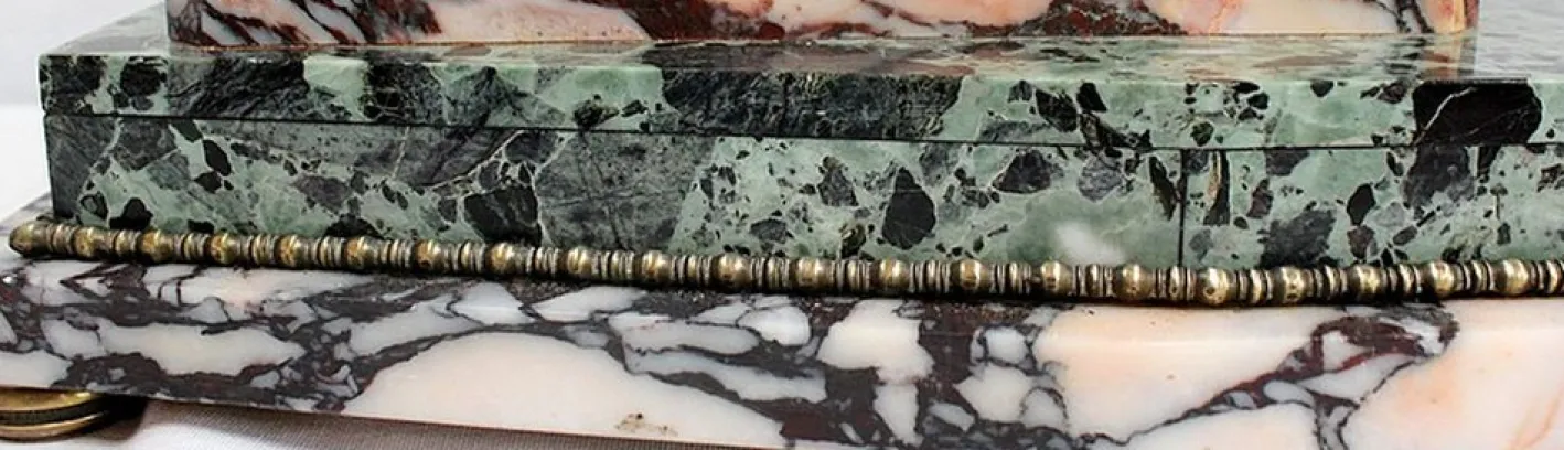 Art Deco Kaminuhr & Dekoration aus Marmor & Bronze, 1940er, 3er Set