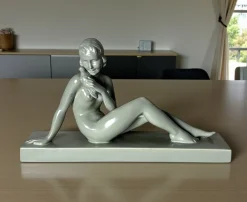 Art Deco Keramikfigur einer jungen Frau im Stil von Saint-Clement, 1920
