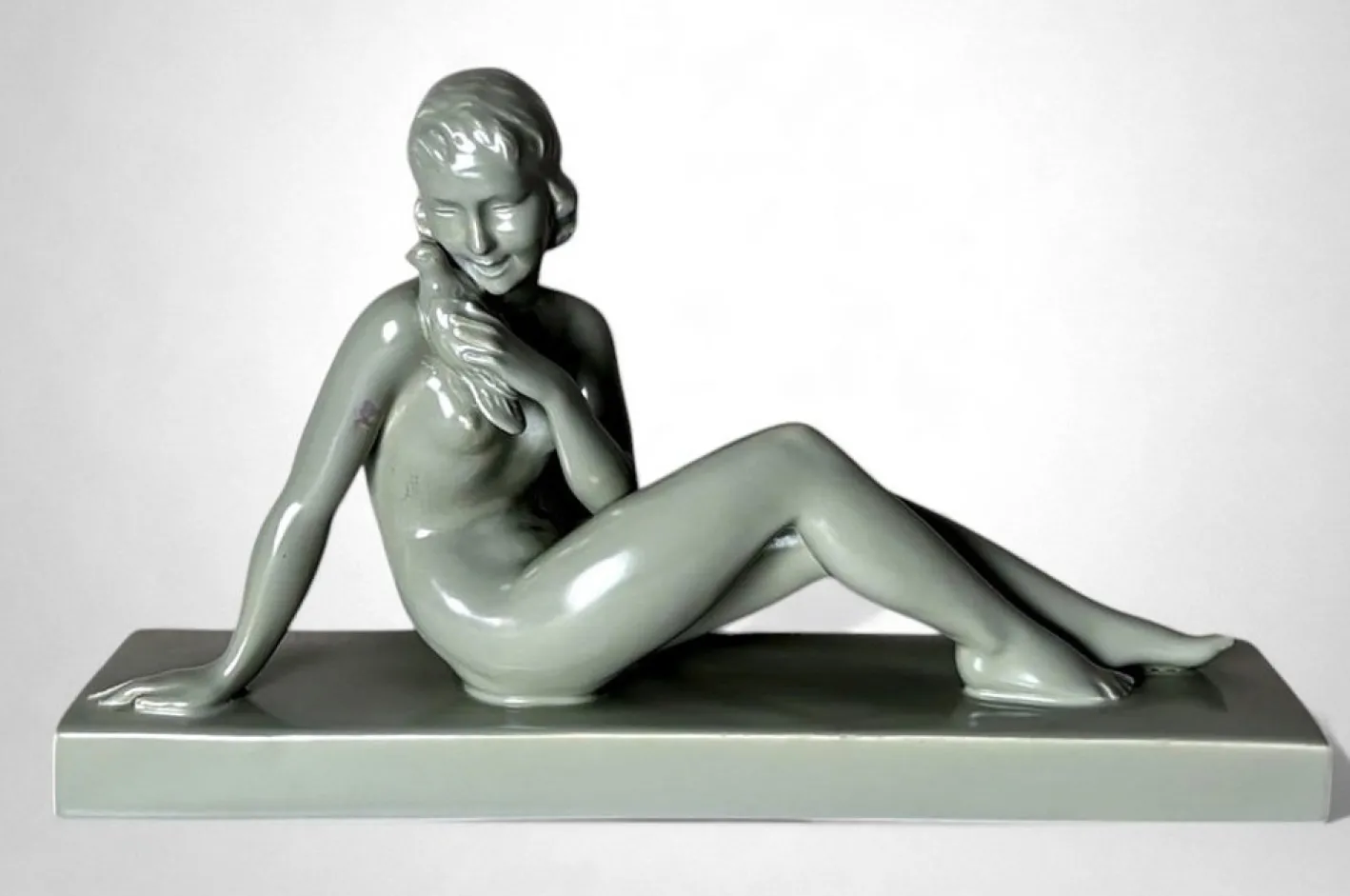 Art Deco Keramikfigur einer jungen Frau im Stil von Saint-Clement, 1920