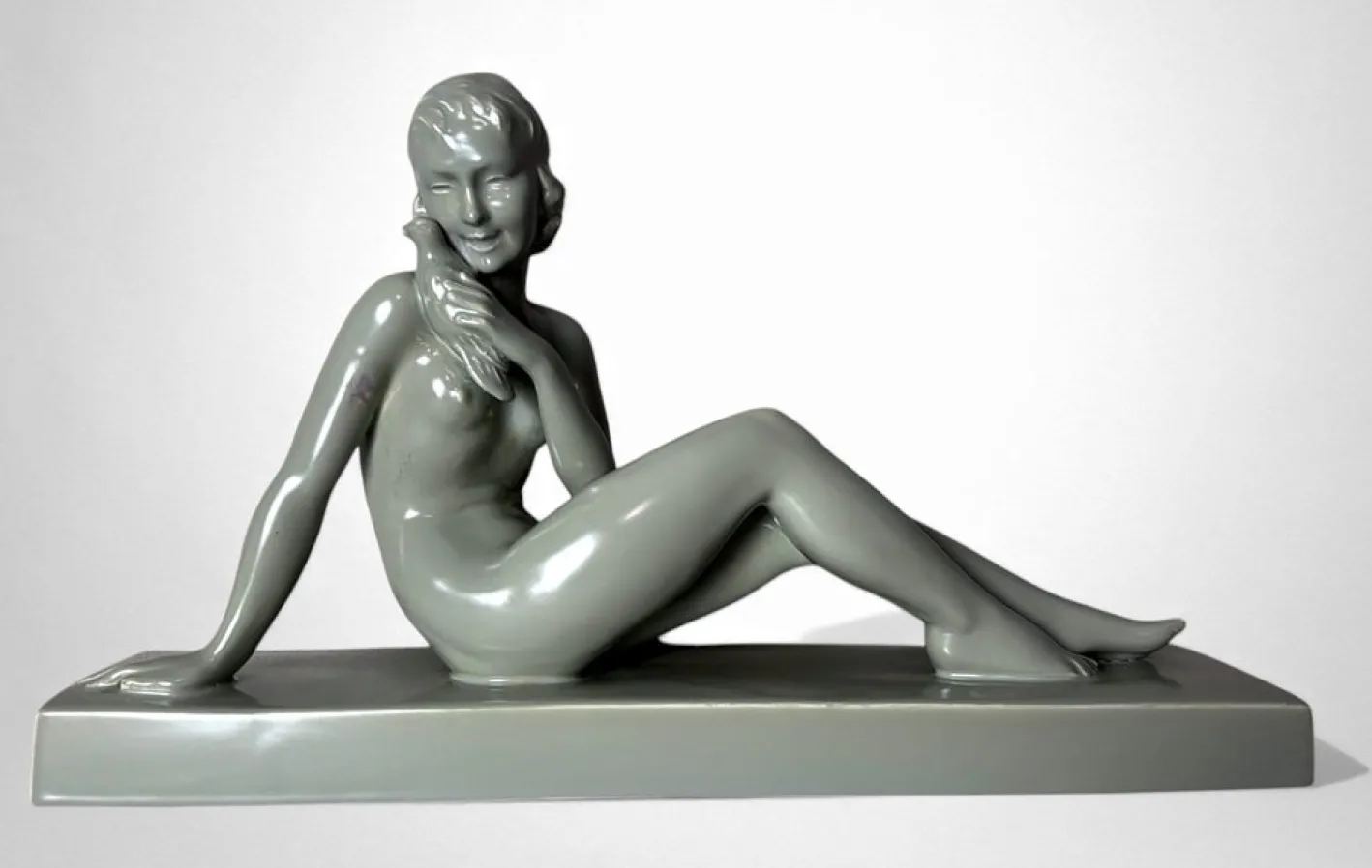 Art Deco Keramikfigur einer jungen Frau im Stil von Saint-Clement, 1920