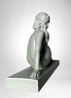 Art Deco Keramikfigur einer jungen Frau im Stil von Saint-Clement, 1920