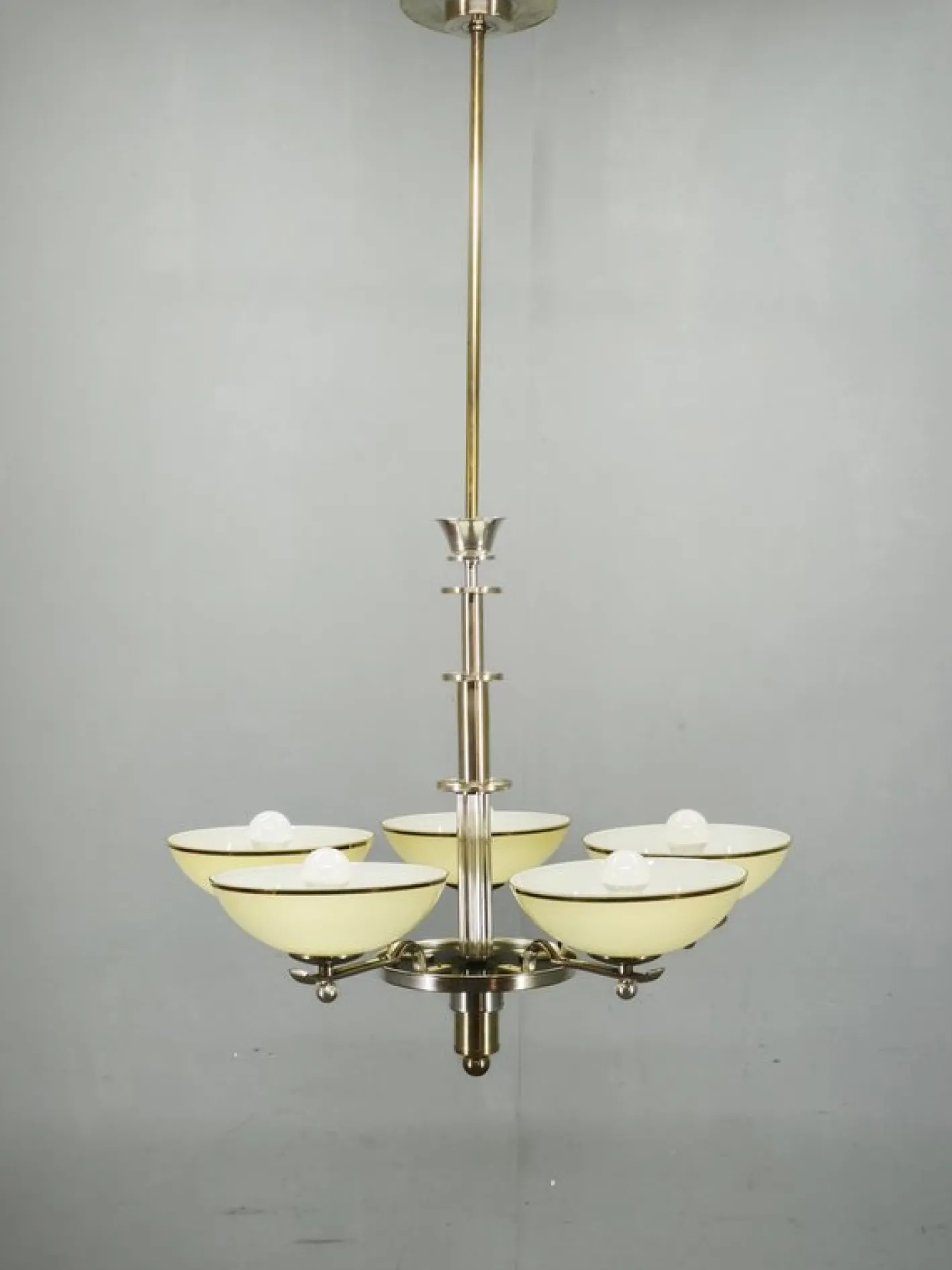 Art Deco Kronleuchter aus Nickel mit Champagnerglasschirmen, 1930er