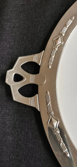 Art Deco Kuchenteller aus verchromtem Porzellan und weißem Metall