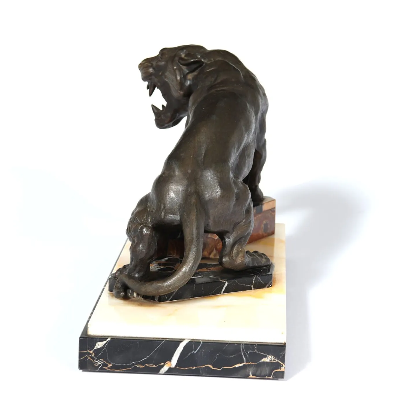 Art Deco Tiger, 1930, Patinierte Bronze auf Marmor und Onyx