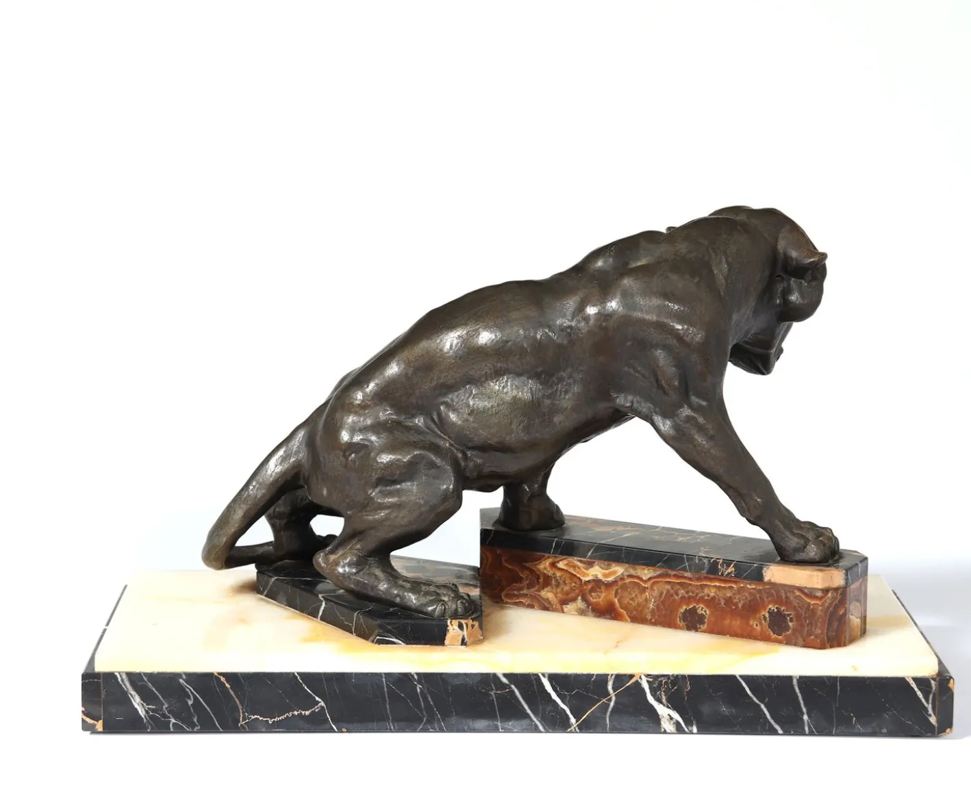 Art Deco Tiger, 1930, Patinierte Bronze auf Marmor und Onyx