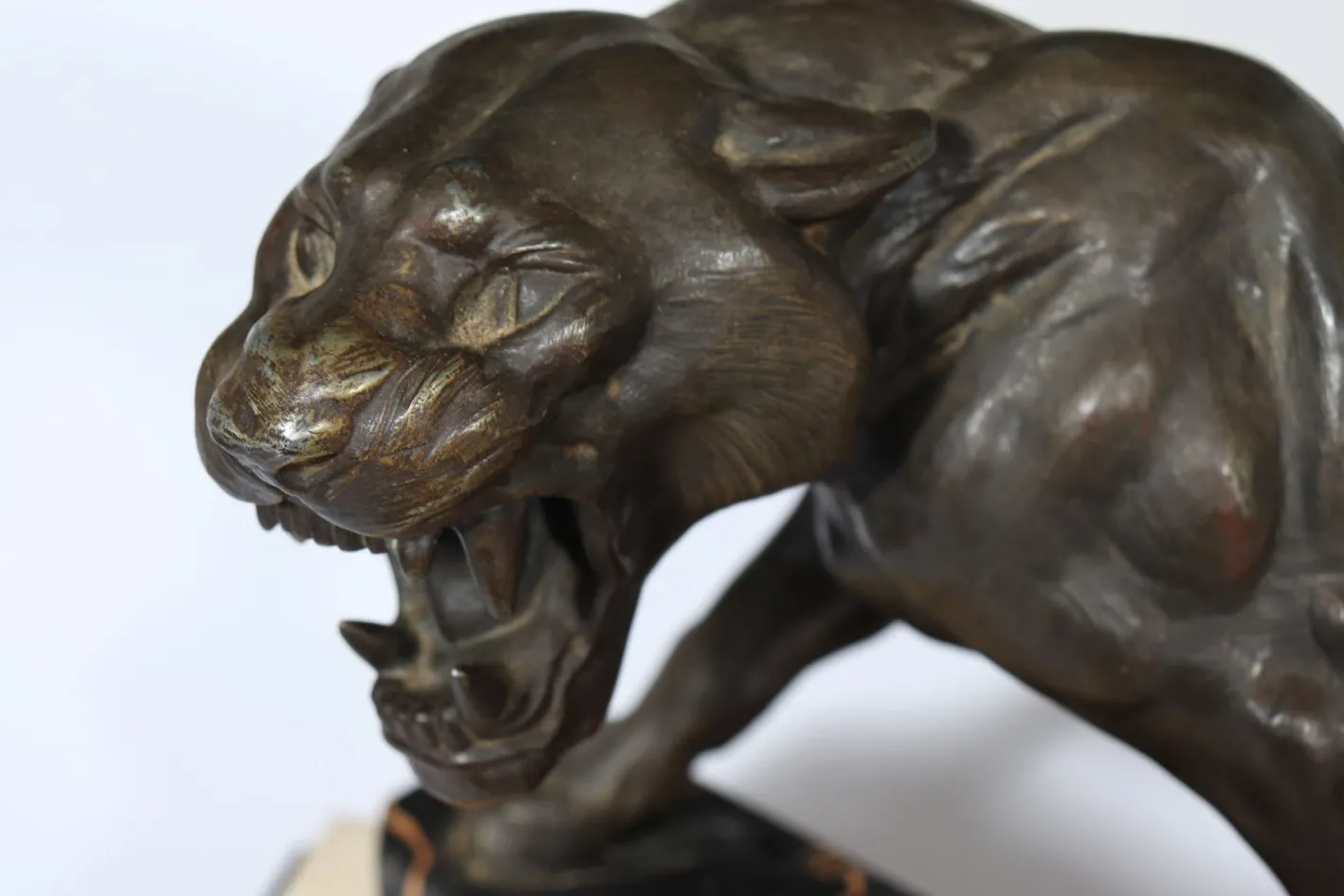 Art Deco Tiger, 1930, Patinierte Bronze auf Marmor und Onyx