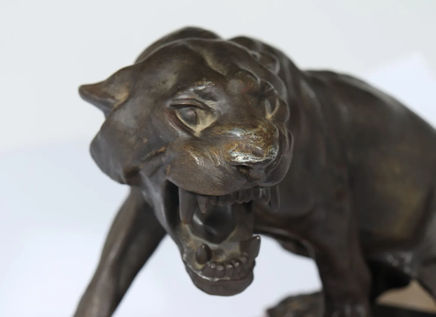 Art Deco Tiger, 1930, Patinierte Bronze auf Marmor und Onyx