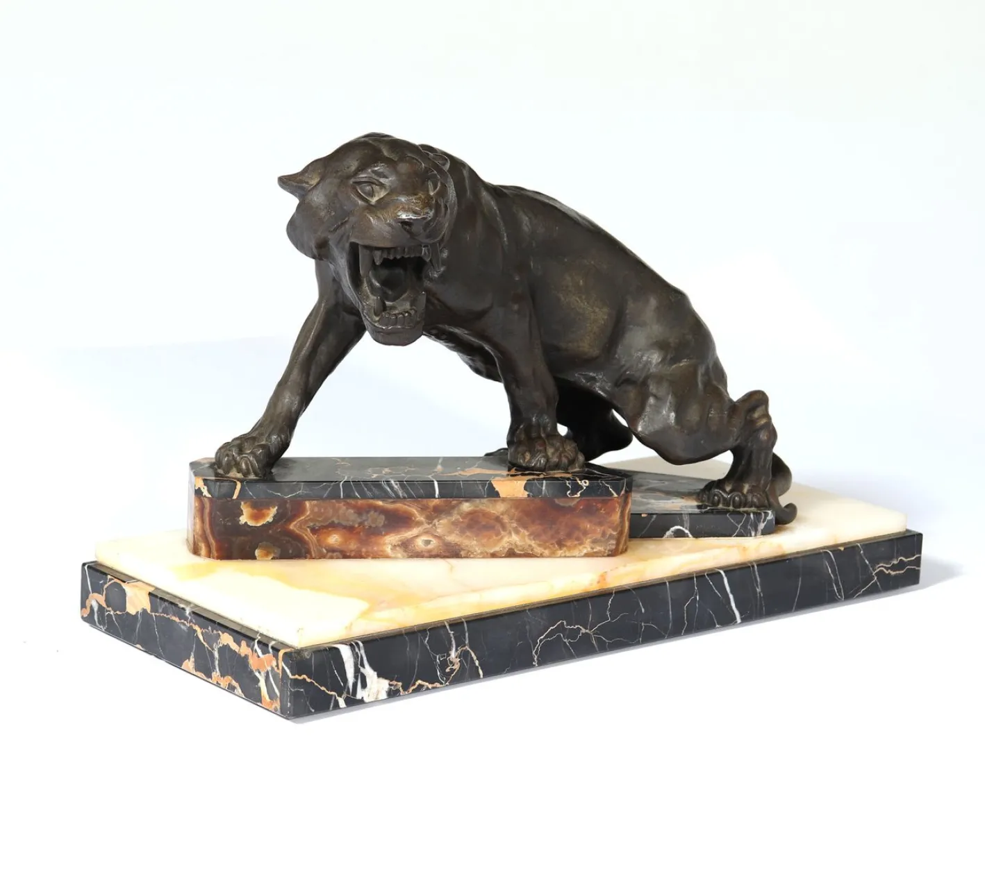Art Deco Tiger, 1930, Patinierte Bronze auf Marmor und Onyx