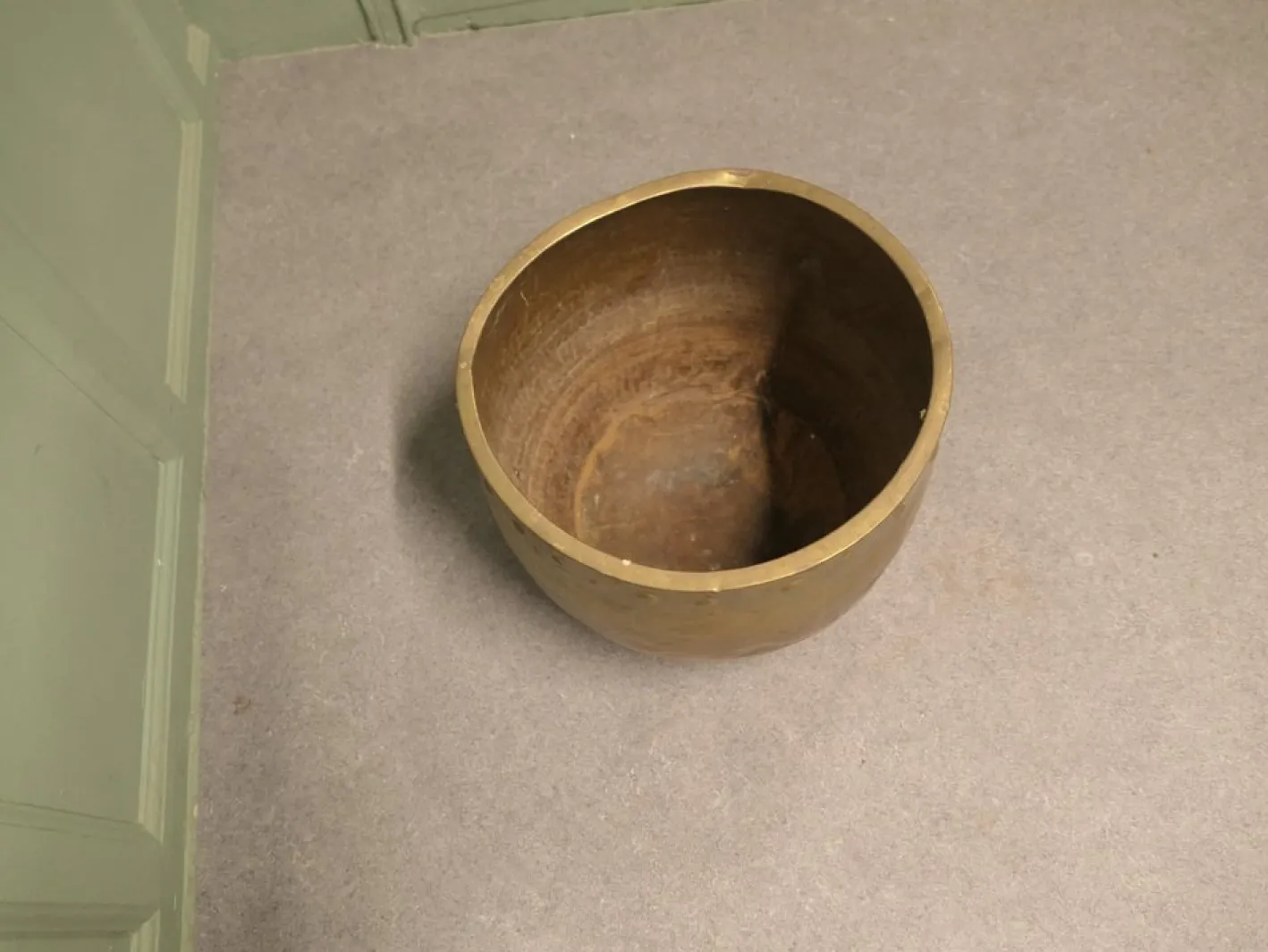 Arts and Crafts Jardiniere aus vernietetem Messing, 1880er