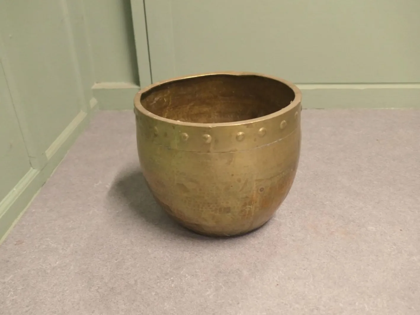 Arts and Crafts Jardiniere aus vernietetem Messing, 1880er