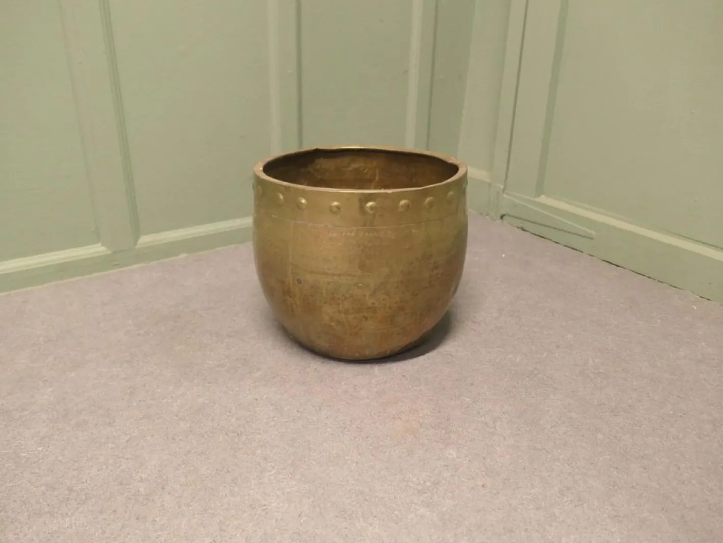 Arts and Crafts Jardiniere aus vernietetem Messing, 1880er