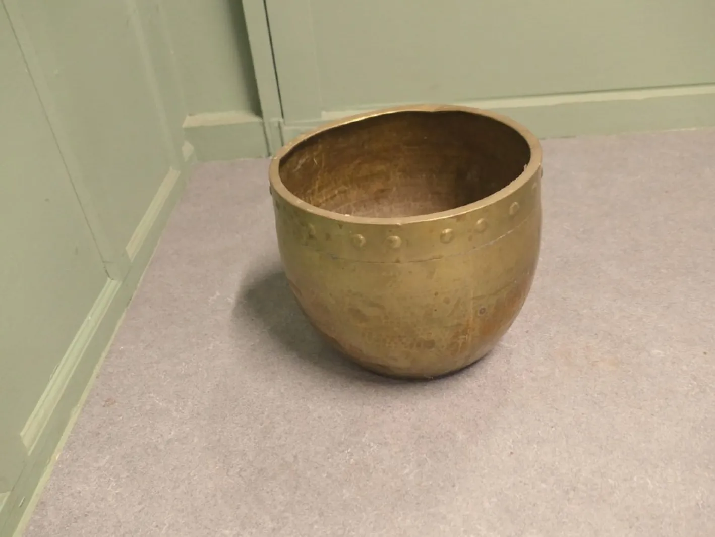 Arts and Crafts Jardiniere aus vernietetem Messing, 1880er