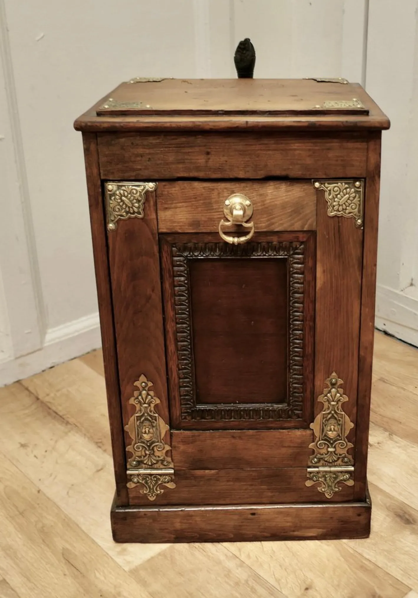Arts and Crafts Kohlenkiste aus dunklem Kiefernholz, 1890er