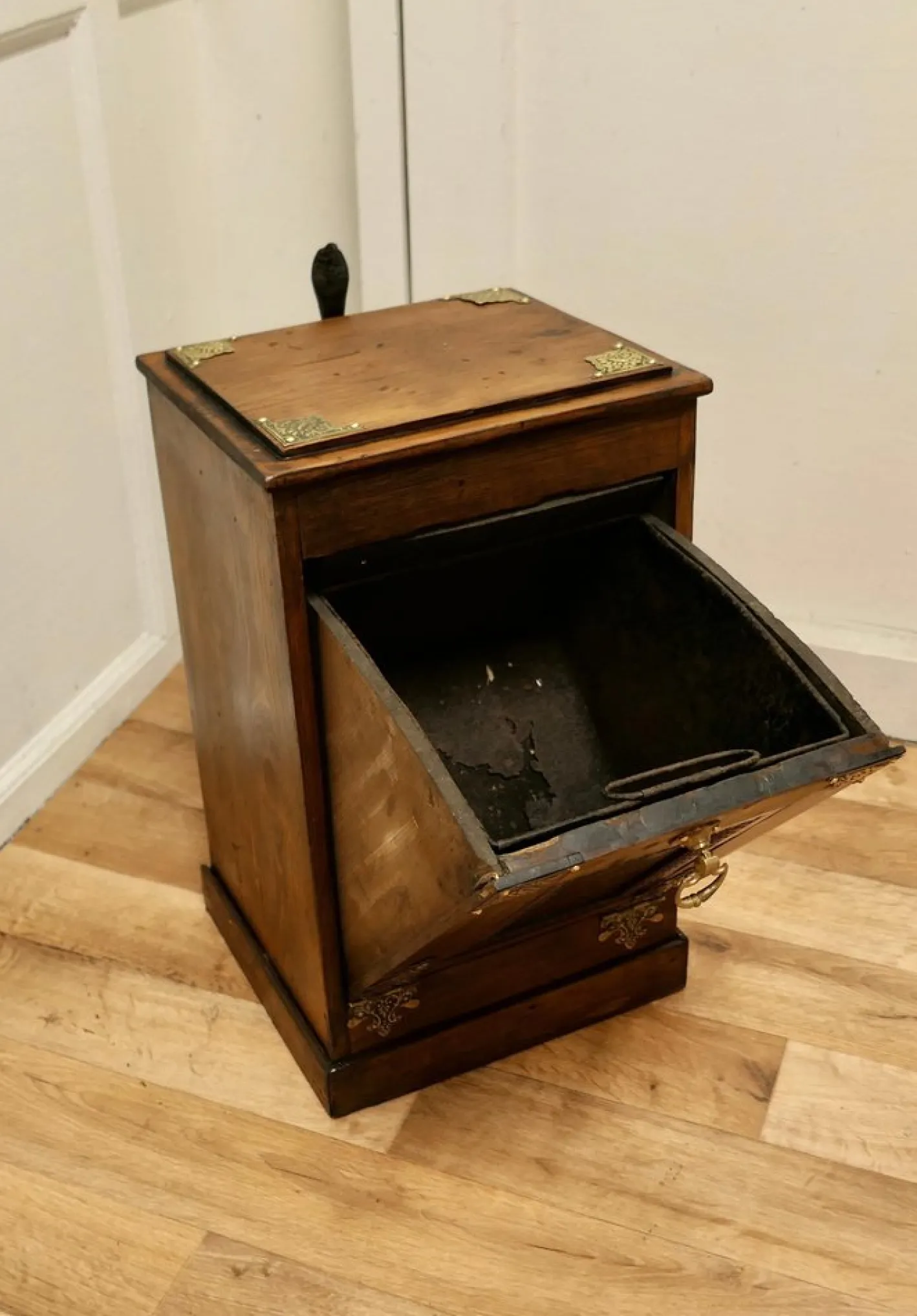 Arts and Crafts Kohlenkiste aus dunklem Kiefernholz, 1890er