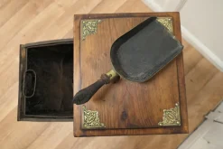 Arts and Crafts Kohlenkiste aus dunklem Kiefernholz, 1890er