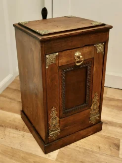 Arts and Crafts Kohlenkiste aus dunklem Kiefernholz, 1890er