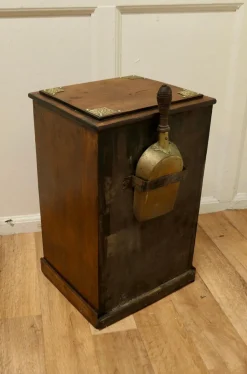 Arts and Crafts Kohlenkiste aus dunklem Kiefernholz, 1890er
