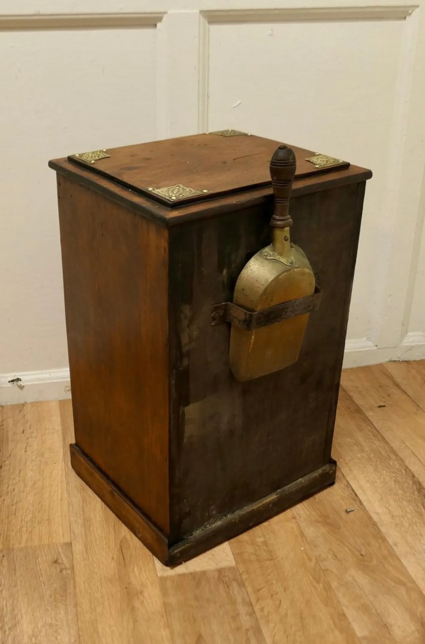 Arts and Crafts Kohlenkiste aus dunklem Kiefernholz, 1890er