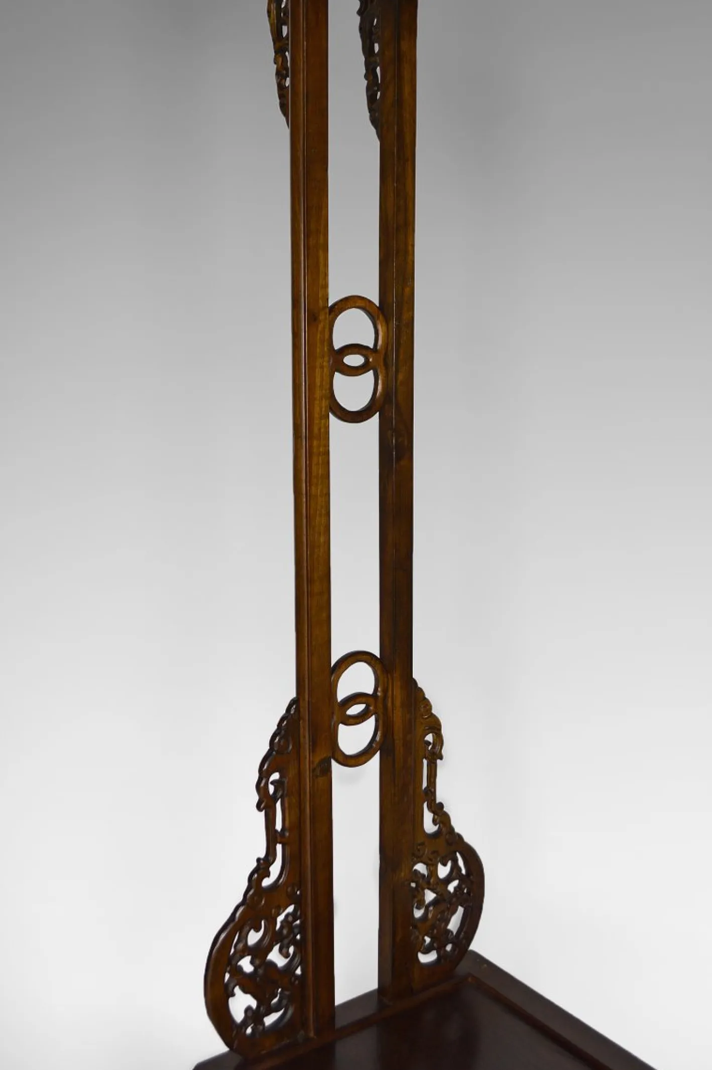 Asiatische Garderobe aus geschnitztem Holz mit Drachen, 1940er