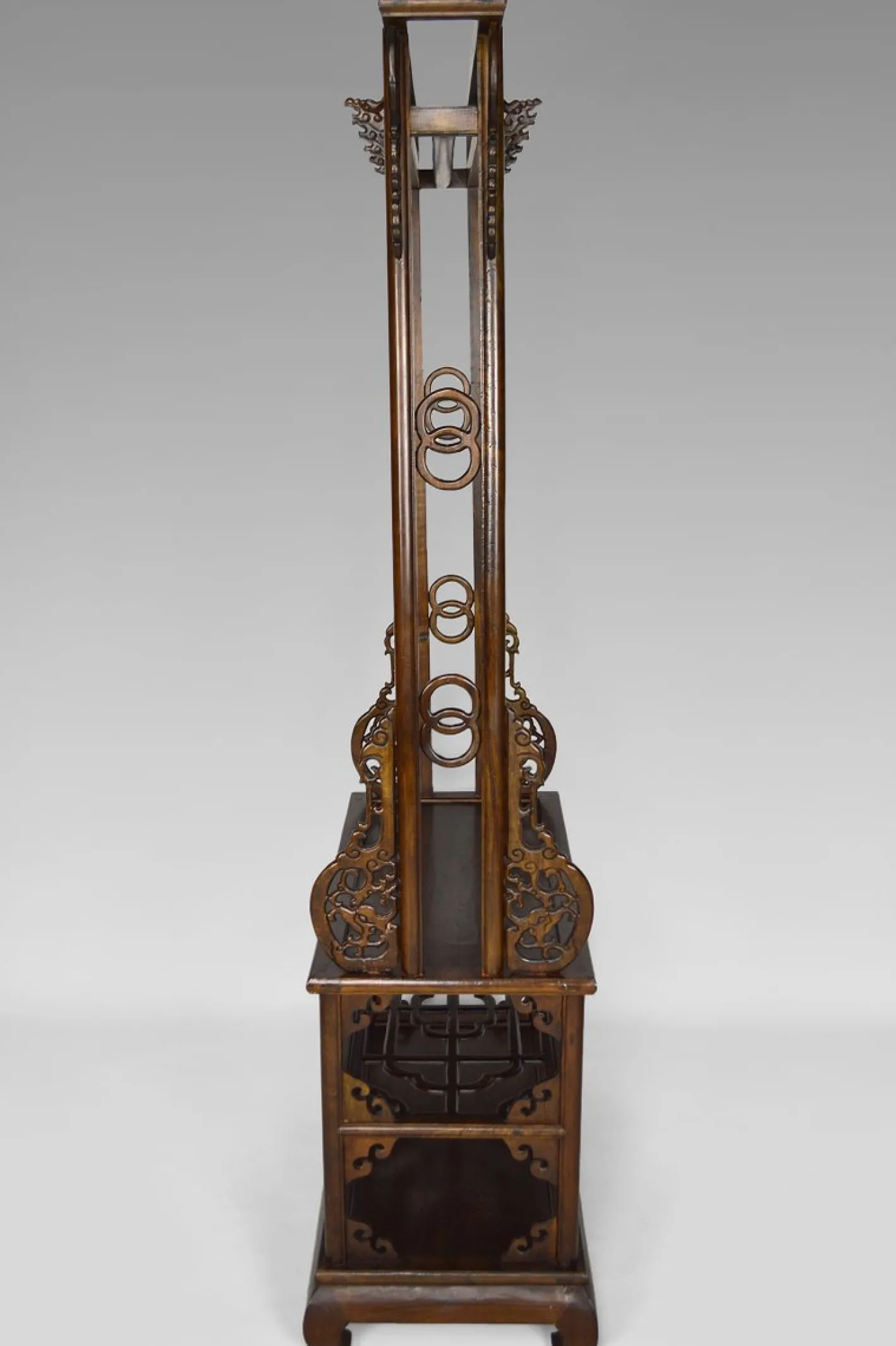 Asiatische Garderobe aus geschnitztem Holz mit Drachen, 1940er