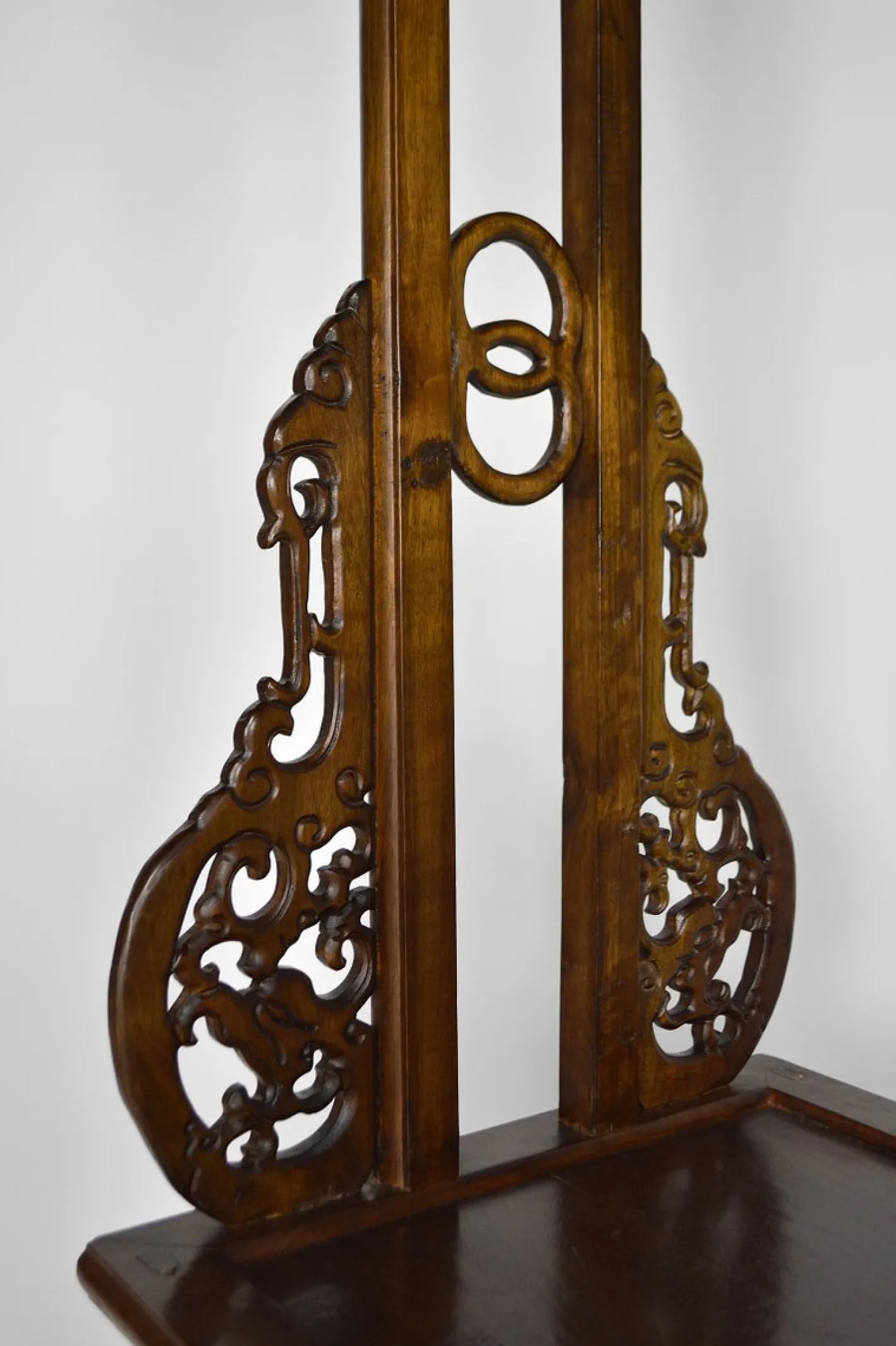 Asiatische Garderobe aus geschnitztem Holz mit Drachen, 1940er