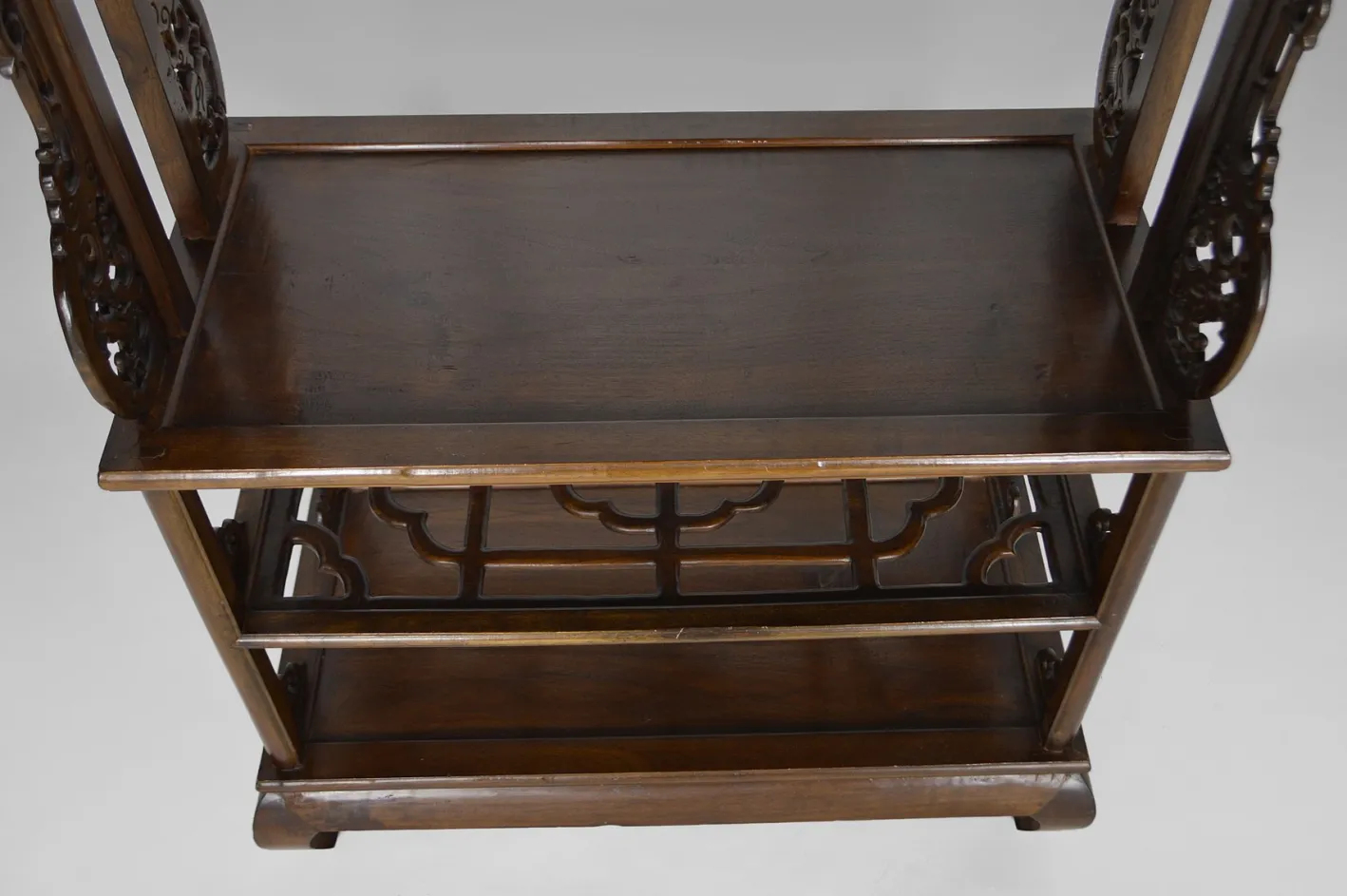 Asiatische Garderobe aus geschnitztem Holz mit Drachen, 1940er