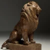 Asiatische Löwenstatue aus geschnitztem Holz