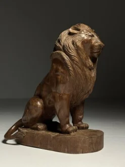 Asiatische Löwenstatue aus geschnitztem Holz