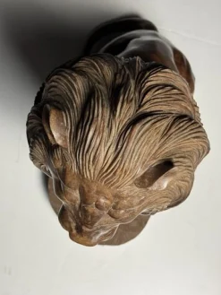 Asiatische Löwenstatue aus geschnitztem Holz