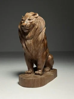 Asiatische Löwenstatue aus geschnitztem Holz