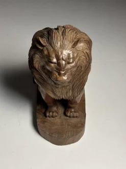 Asiatische Löwenstatue aus geschnitztem Holz